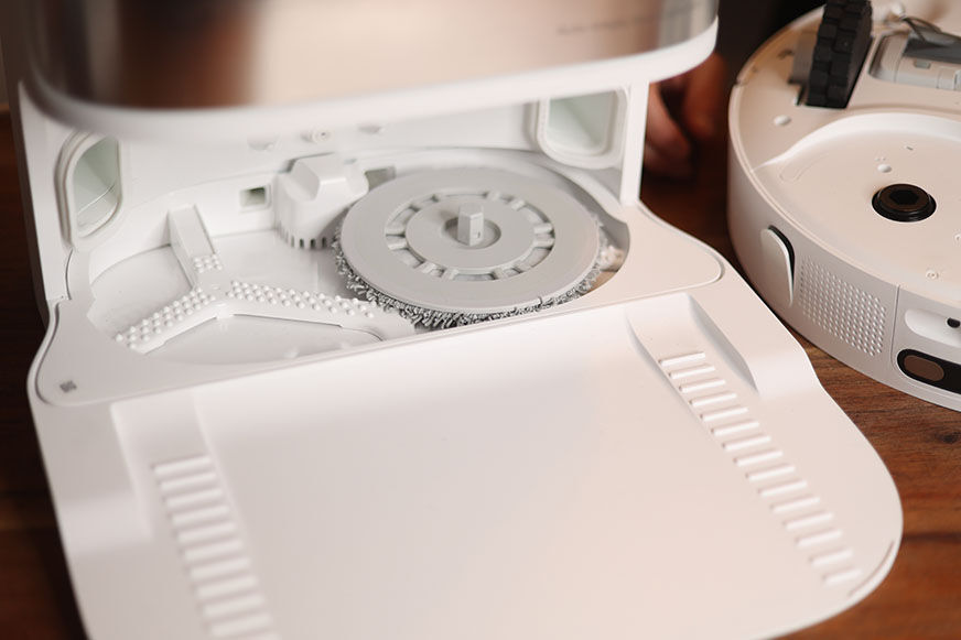 Textured plate for cleaning the mops of the Dreame L10s Ultra can be seen close up.